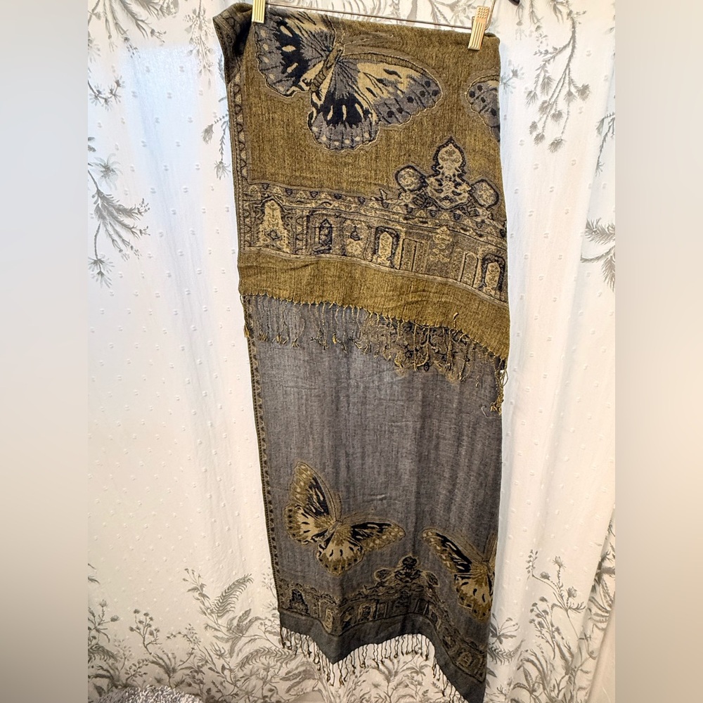 Butterfly Patterned Scarf in Gray and Gold